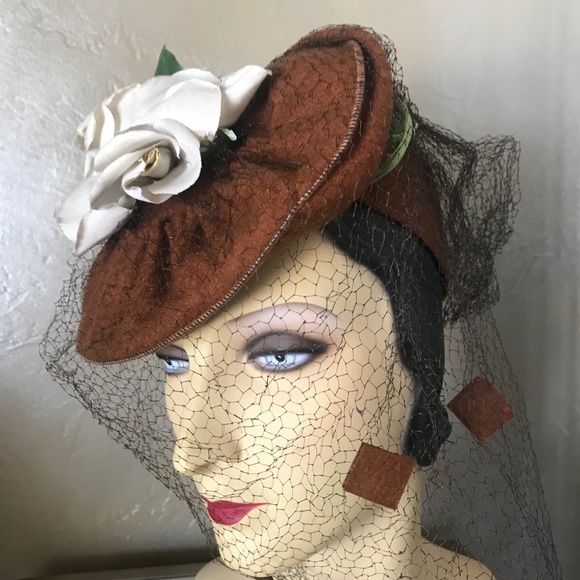 FASCINATING 1930s' TILT RUST COLORED FELT HAT WITH FLOWERS AND VEIL